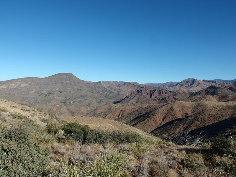 Washes and ridges on the way to Table Mountain